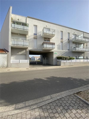 parking à la location -   85180  LES SABLES D OLONNE, surface 11 m2 location parking - UBI453544907